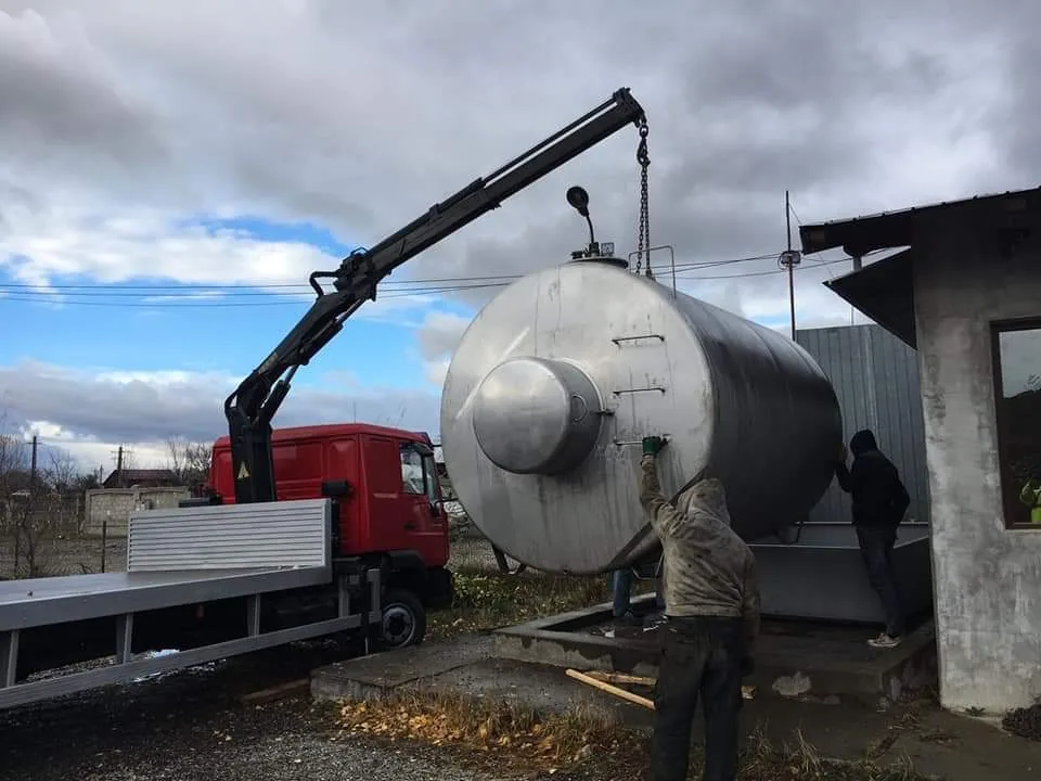 Rezervor din inox manevrat cu macaraua.