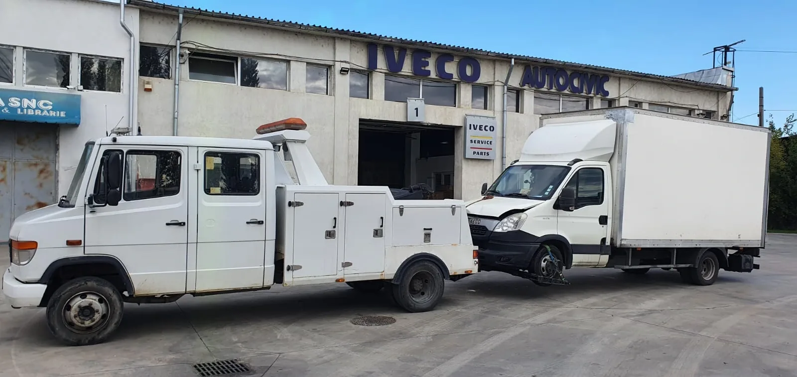Recuperatorul cu un Iveco Daily cu ladă, dus la service.