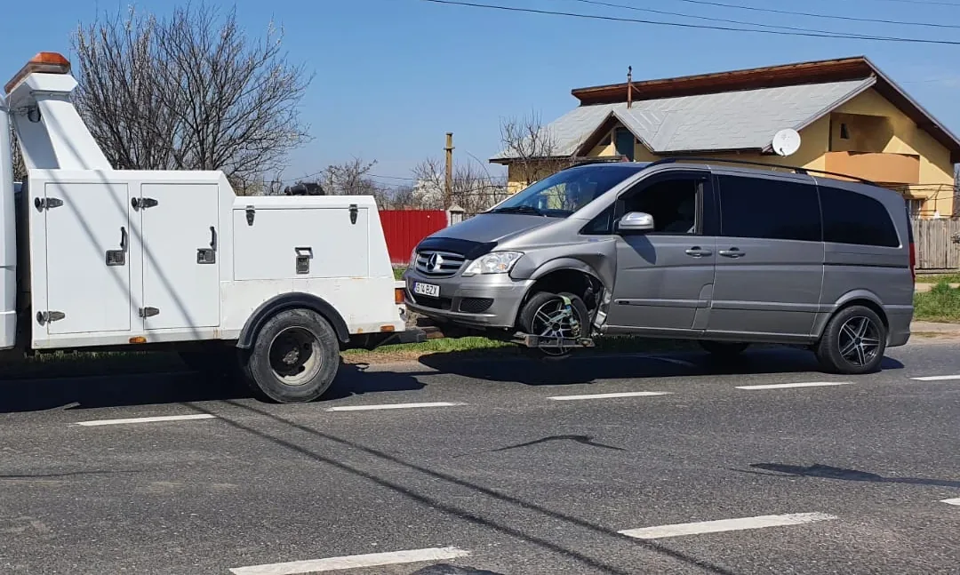 Mercedes Viano cu roata din față avariată, ridicat pe furca recuperatorului